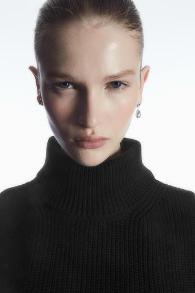 OPEN-SIDE CASHMERE-BLEND ROLL-NECK VEST 