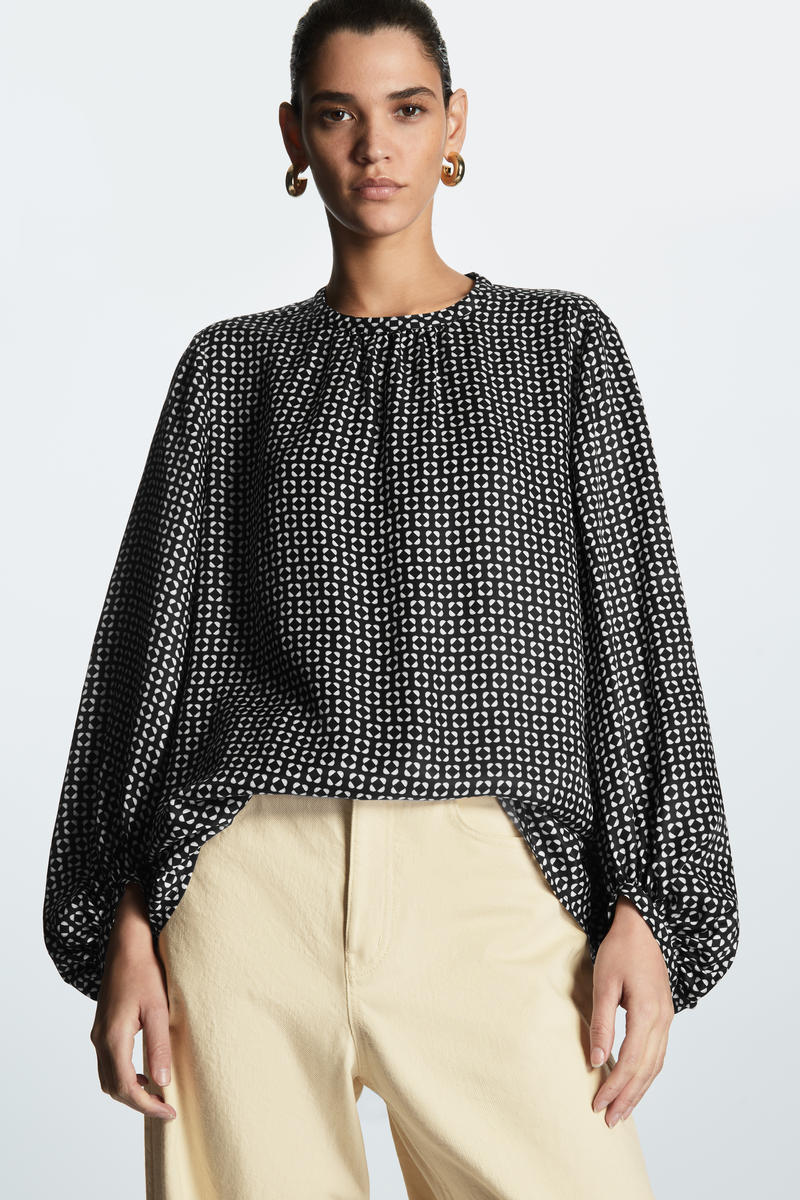 VOLUMINOUS GRAPHIC-PRINT BLOUSE ボリュームたっぷりのグラフィック 