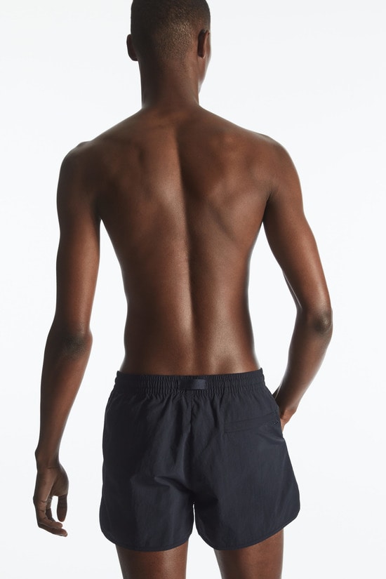PACKABLE SWIM SHORTS コンパクト スイムショーツ｜COS コス 公式