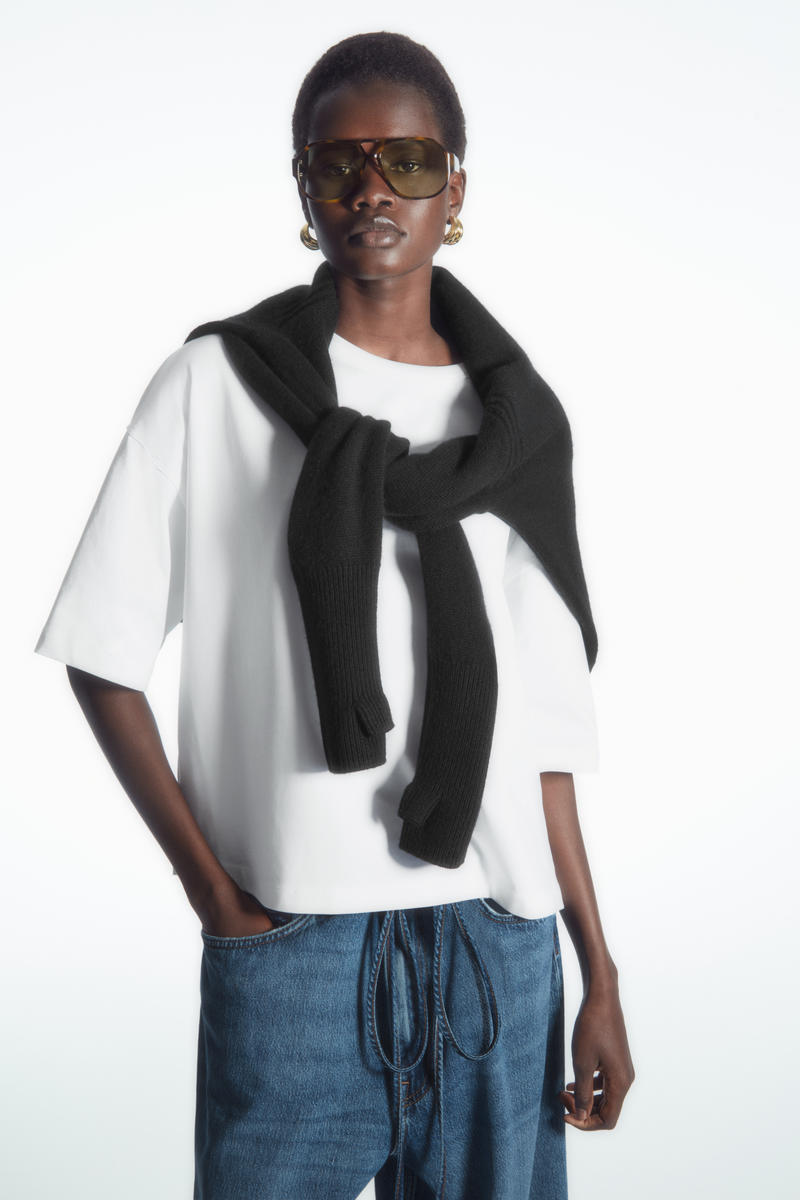 COS ボクシーフィット カーブヘムTシャツ