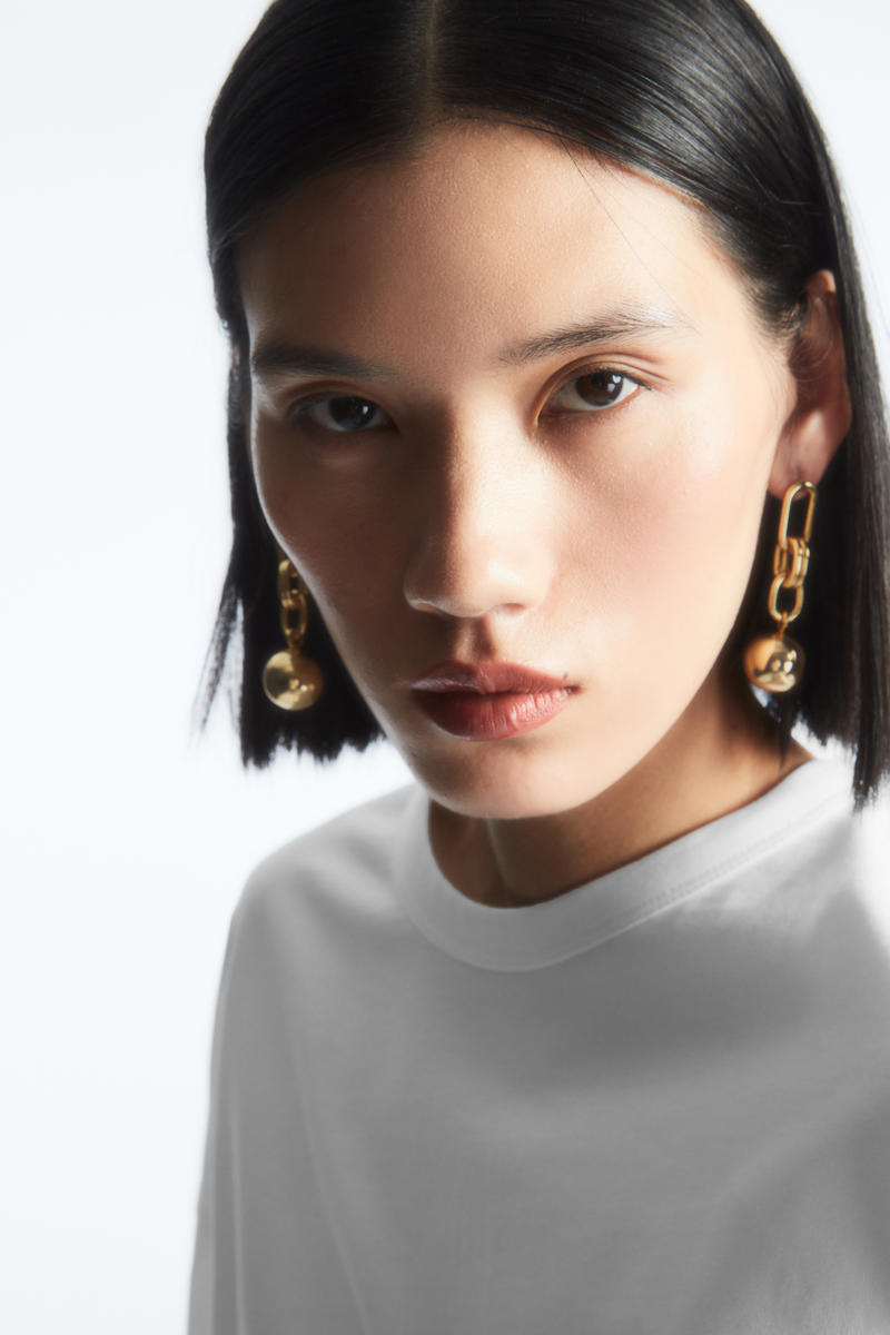 COS ボクシーフィット カーブヘムTシャツ