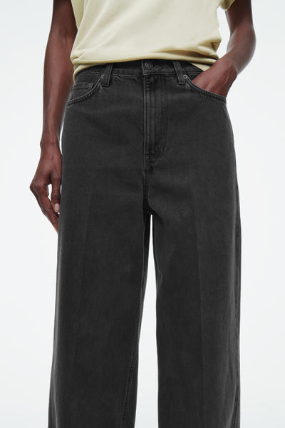 COS ワイドレッグハイライズフルレングスジーンズ