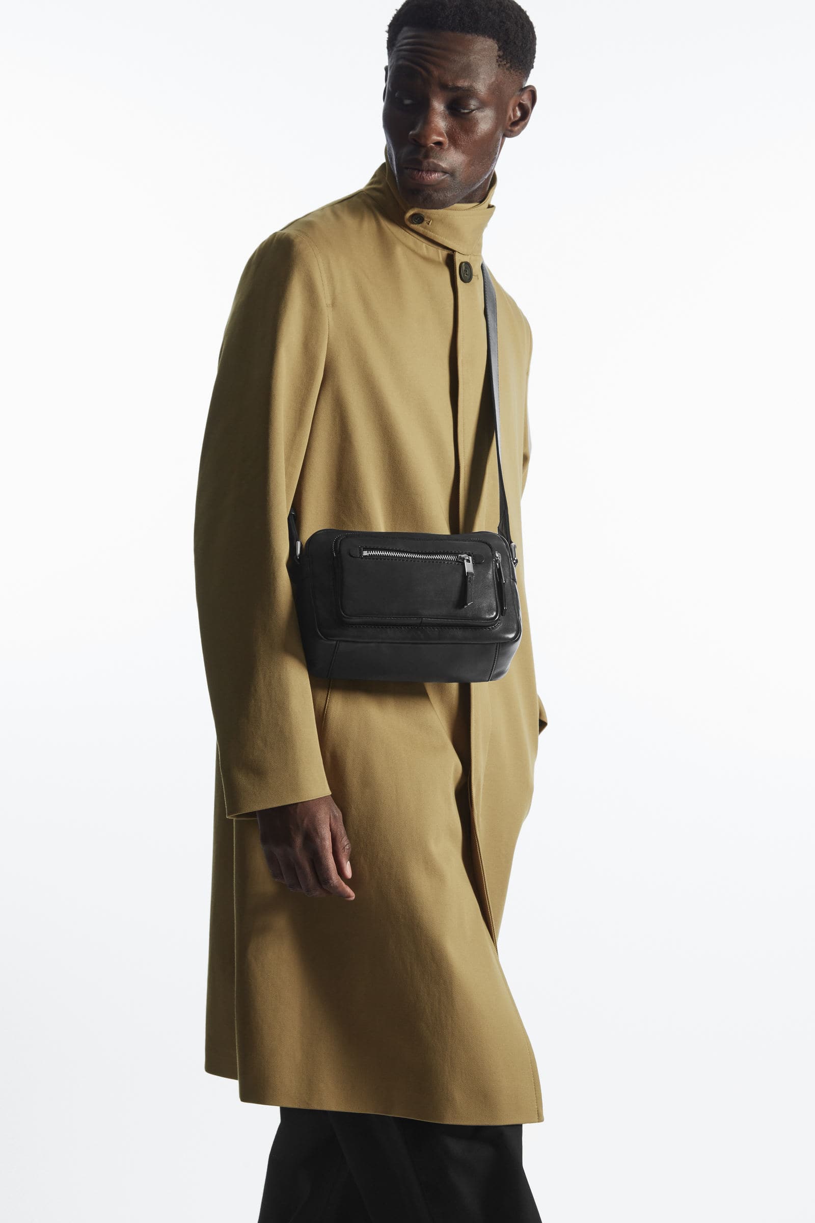 COS / ブラックレザー スリングバッグ zz-1140031_09-090-1010016-1.