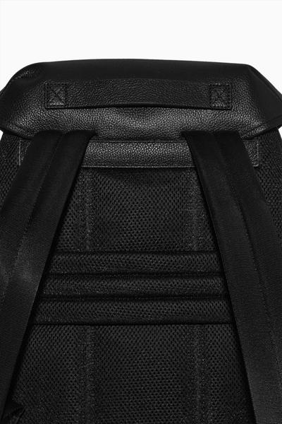 COS バックル付きレザーバックパック