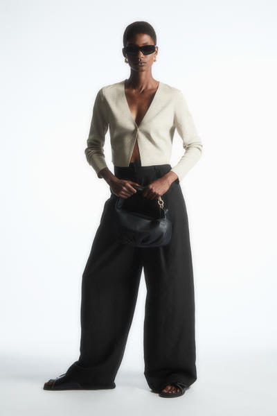 COS ミニマルショート丈Vネックカーディガン