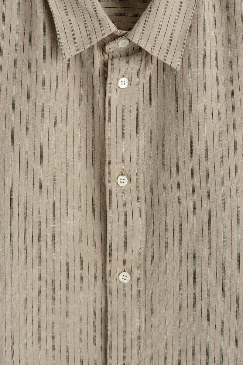 COS カーブヘム リネンシャツ