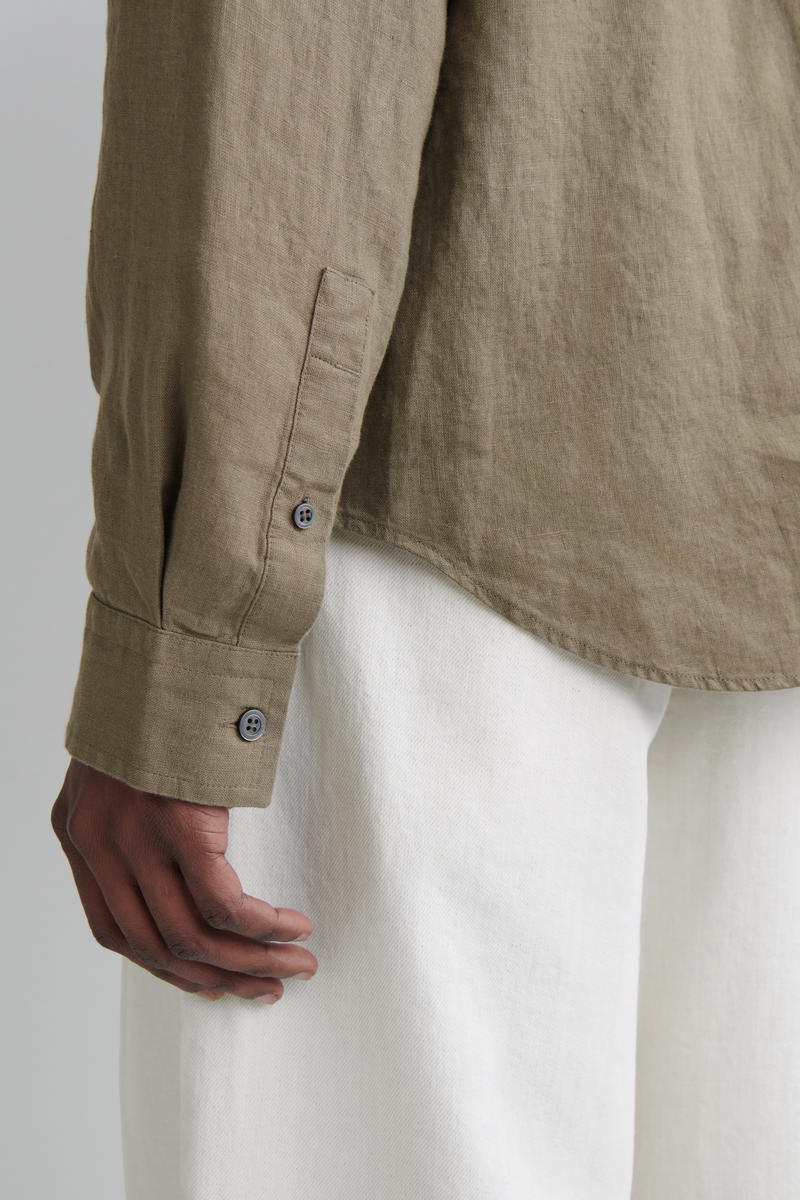 COS カーブヘム リネンシャツ