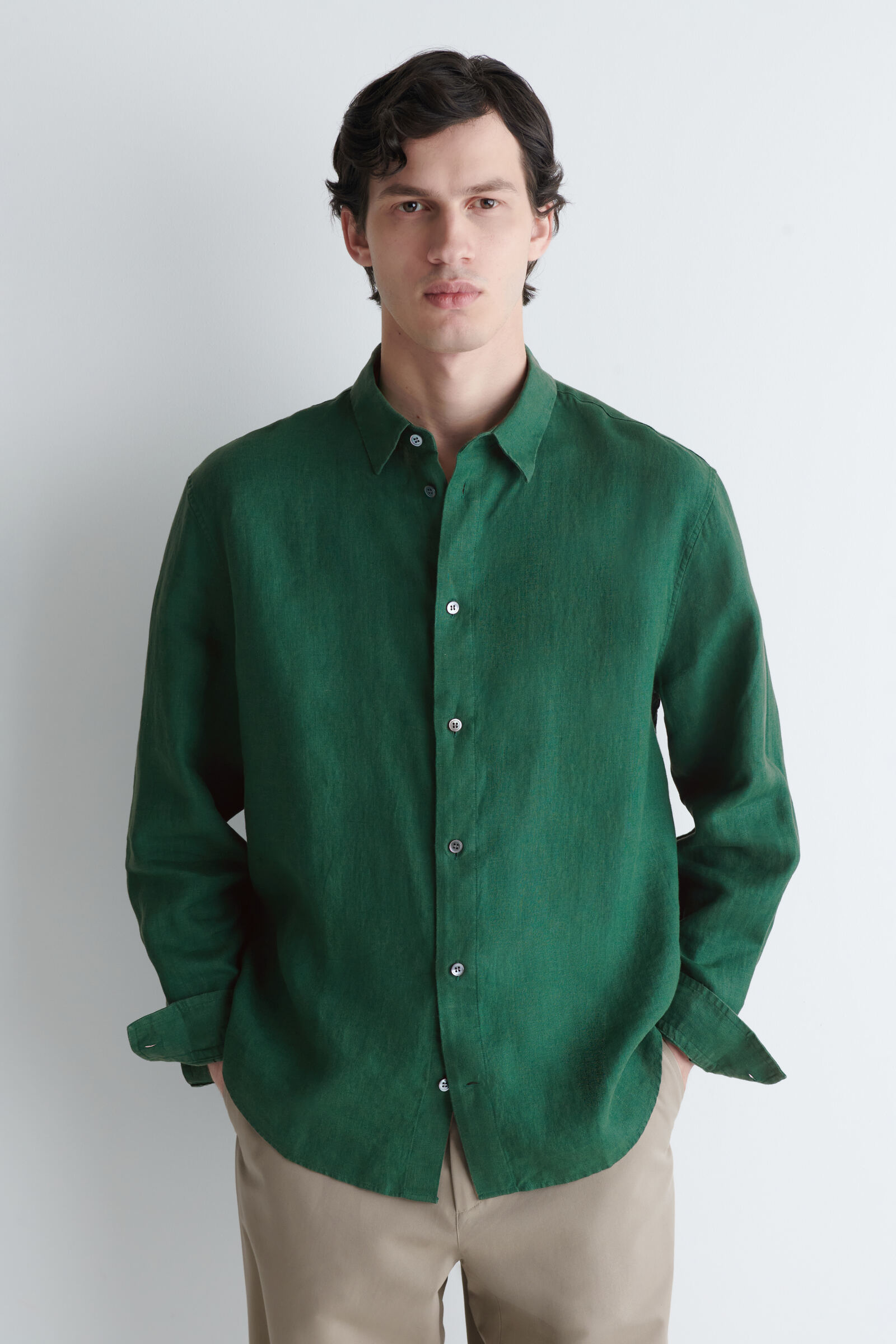 ユベントス　 ダークグリーン シャツ RELAXED LINEN SHIRT リラックスリネンシャツ ダークグリーン｜COS