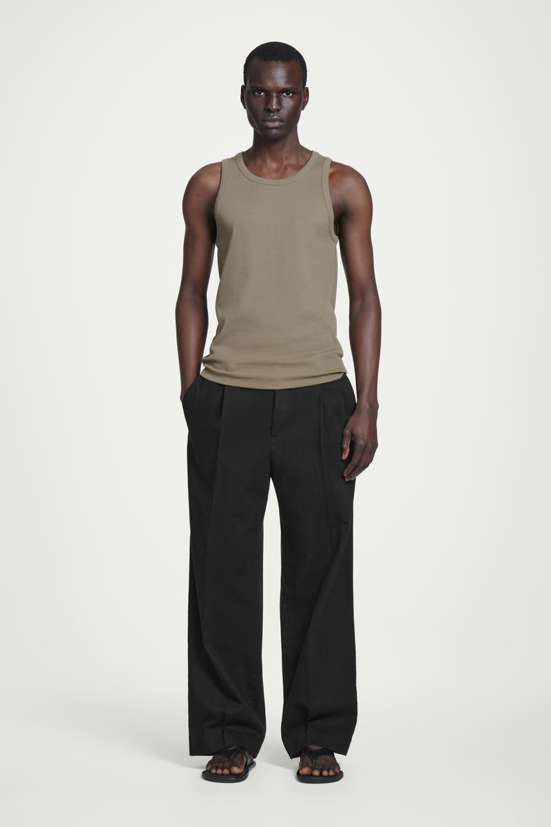 COS スクープネック リブニットタンクトップ