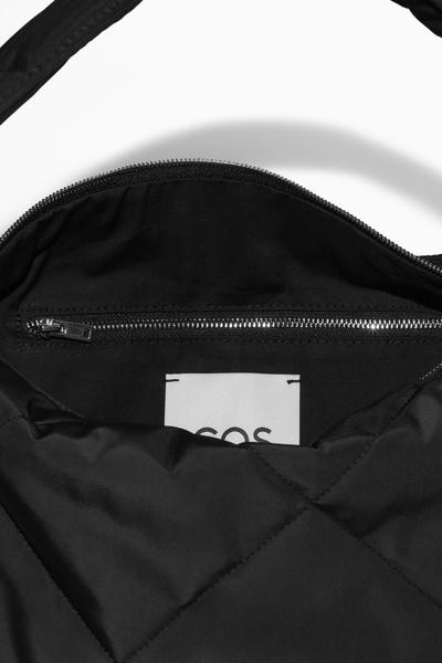 QUILTED SHOULDER BAG キルトショルダーバッグ ブラック｜COS コス