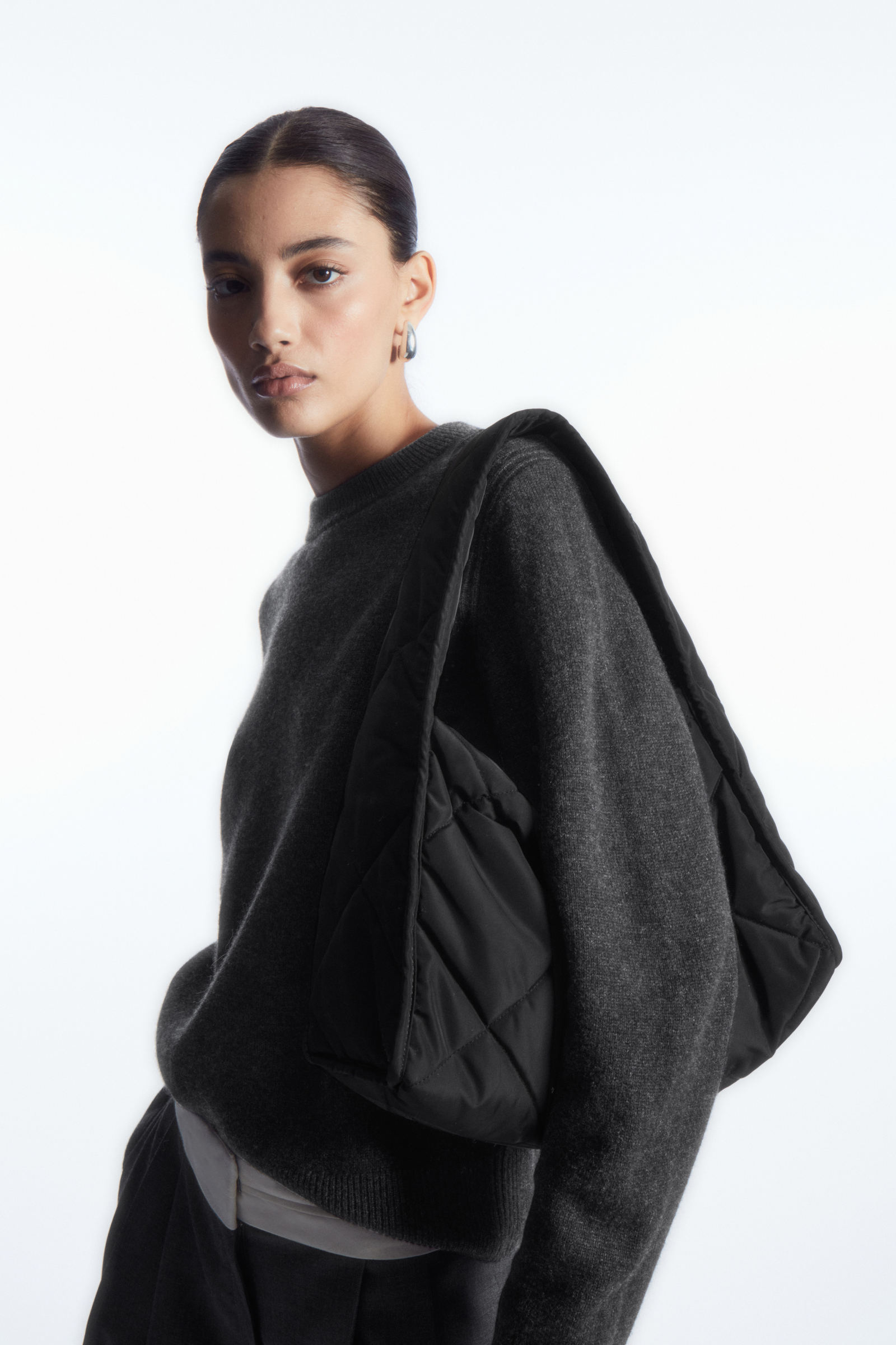 QUILTED SHOULDER BAG キルトショルダーバッグ ブラック｜COS コス