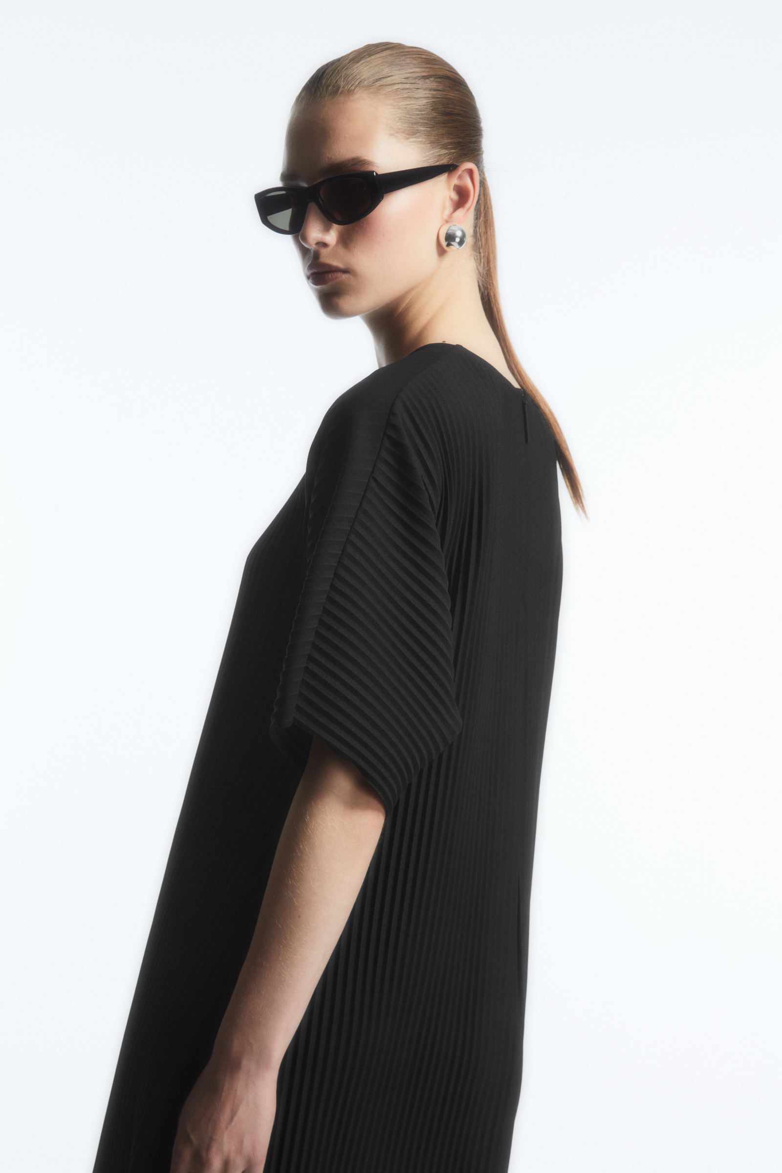 PLEATED MINI DRESS プリーツミニワンピース｜COS コス 公式