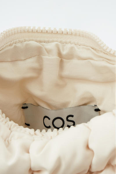 COS キルトマイクロミニバッグ