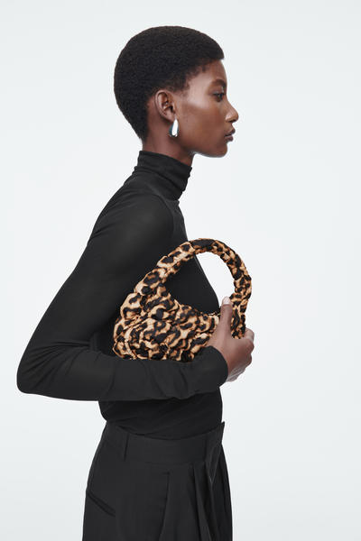 COS キルトマイクロミニバッグ