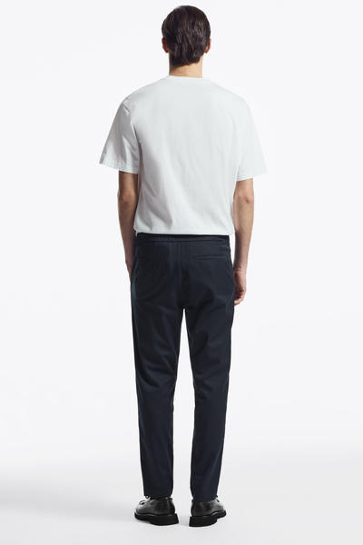 COS ストレッチテーパードツイルパンツ