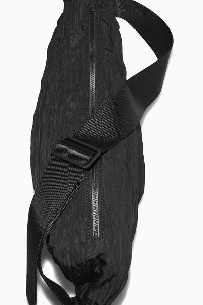 PLEATED CROSSBODY BAG プリーツ付きクロスボディバッグ ブラック｜COS