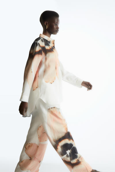 COS デジタルプリント フローラルリネン混シャツ