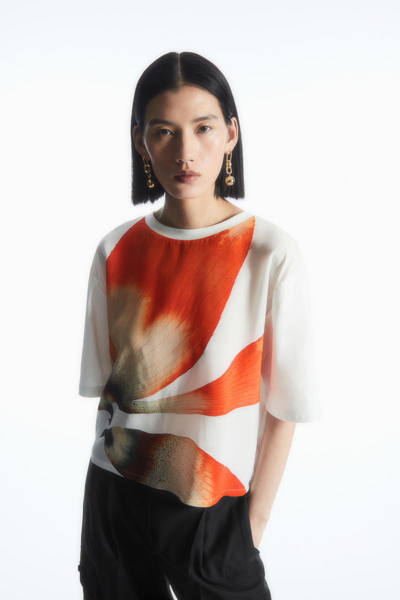 COS デジタルプリント フローラルシルクTシャツ