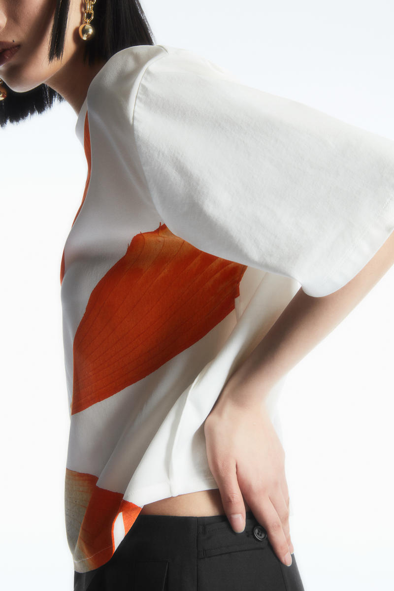 COS デジタルプリント フローラルシルクTシャツ