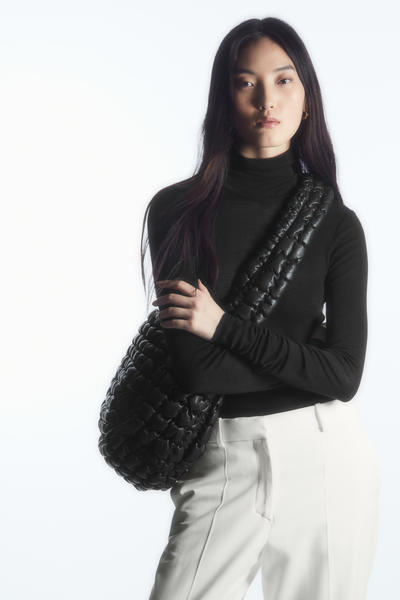 COS キルトオーバーサイズレザーショルダーバッグ