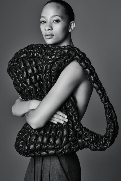 COS キルトオーバーサイズレザーショルダーバッグ