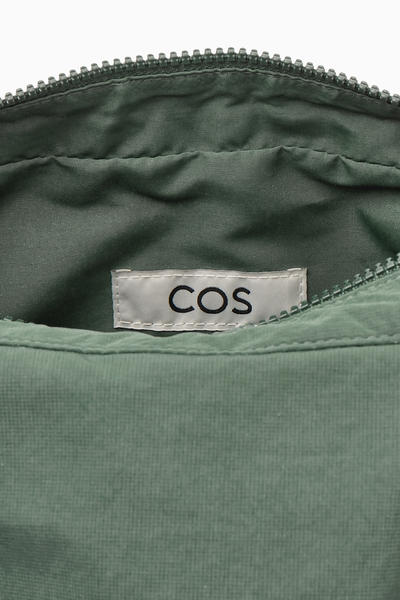 COS クロスボディーサドルバッグ - ナイロン