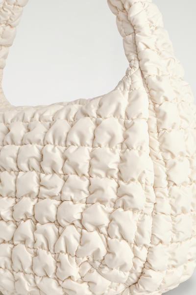 COS オーバーサイズ キルトショルダーバッグ