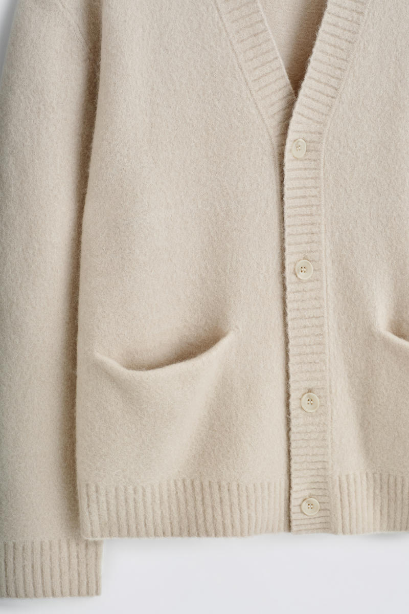COS ブラッシュドウールVネックカーディガン