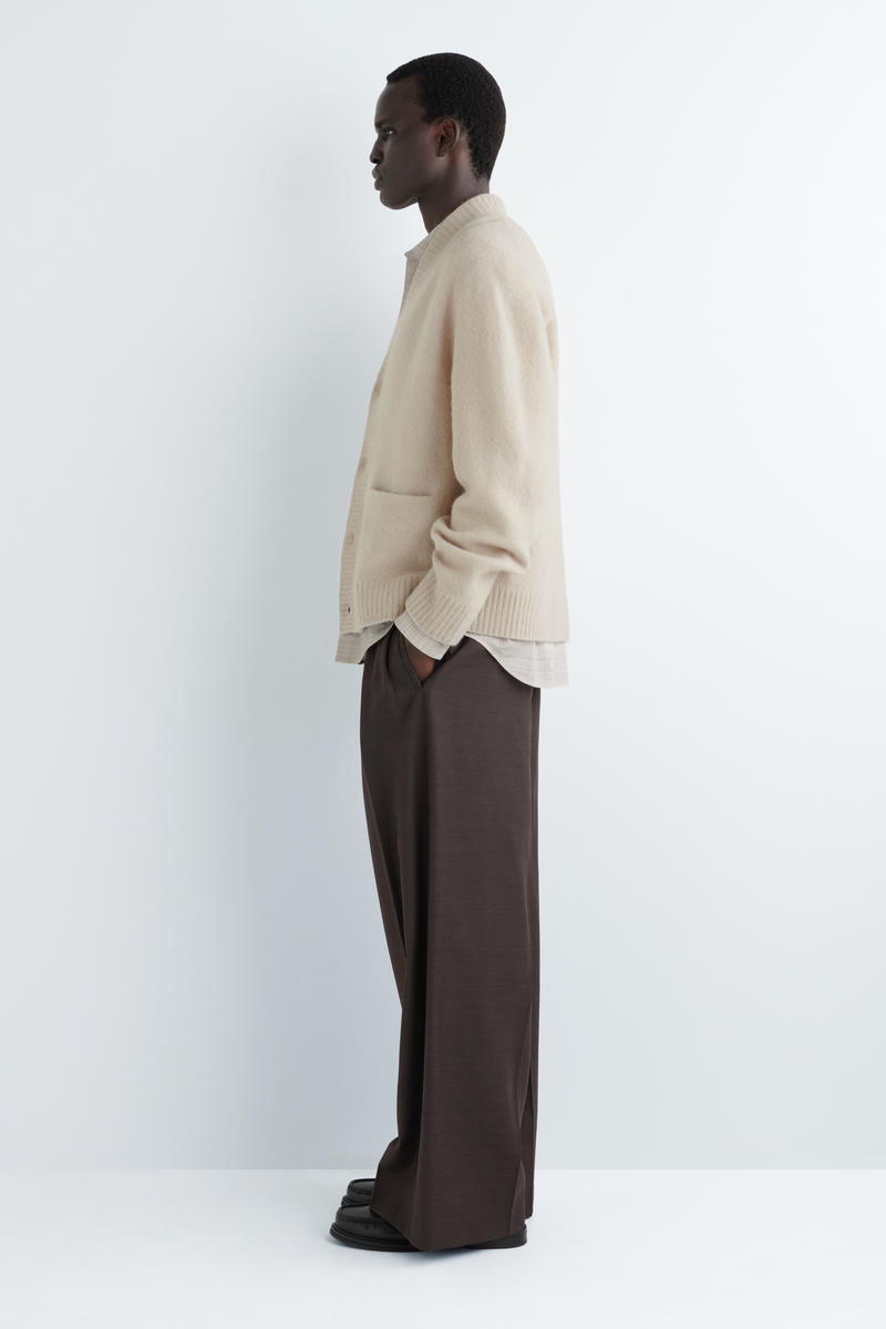 COS ブラッシュドウールVネックカーディガン