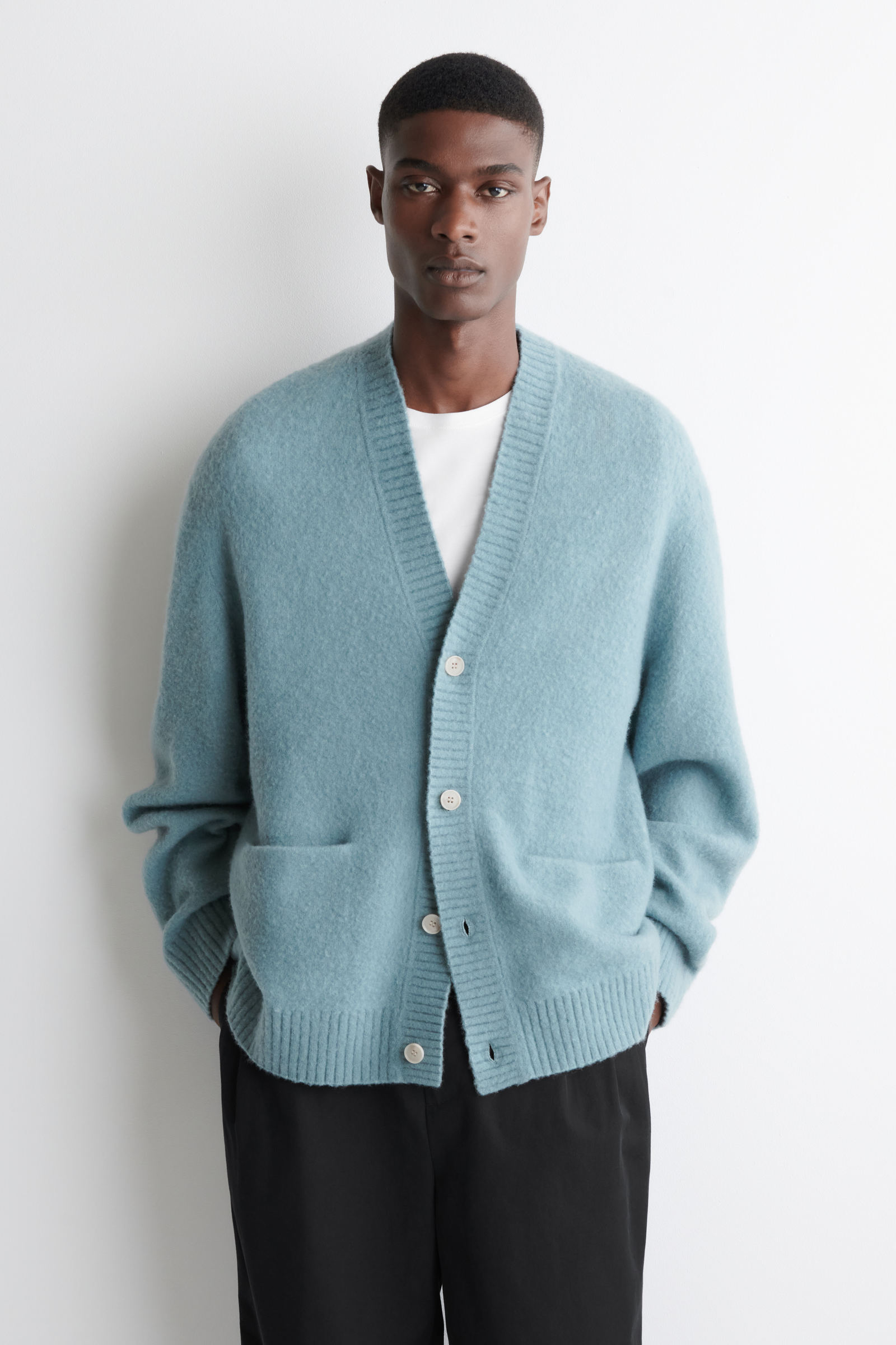 BRUSHED-WOOL V-NECK CARDIGAN ブラッシュドウールVネックカーディガン