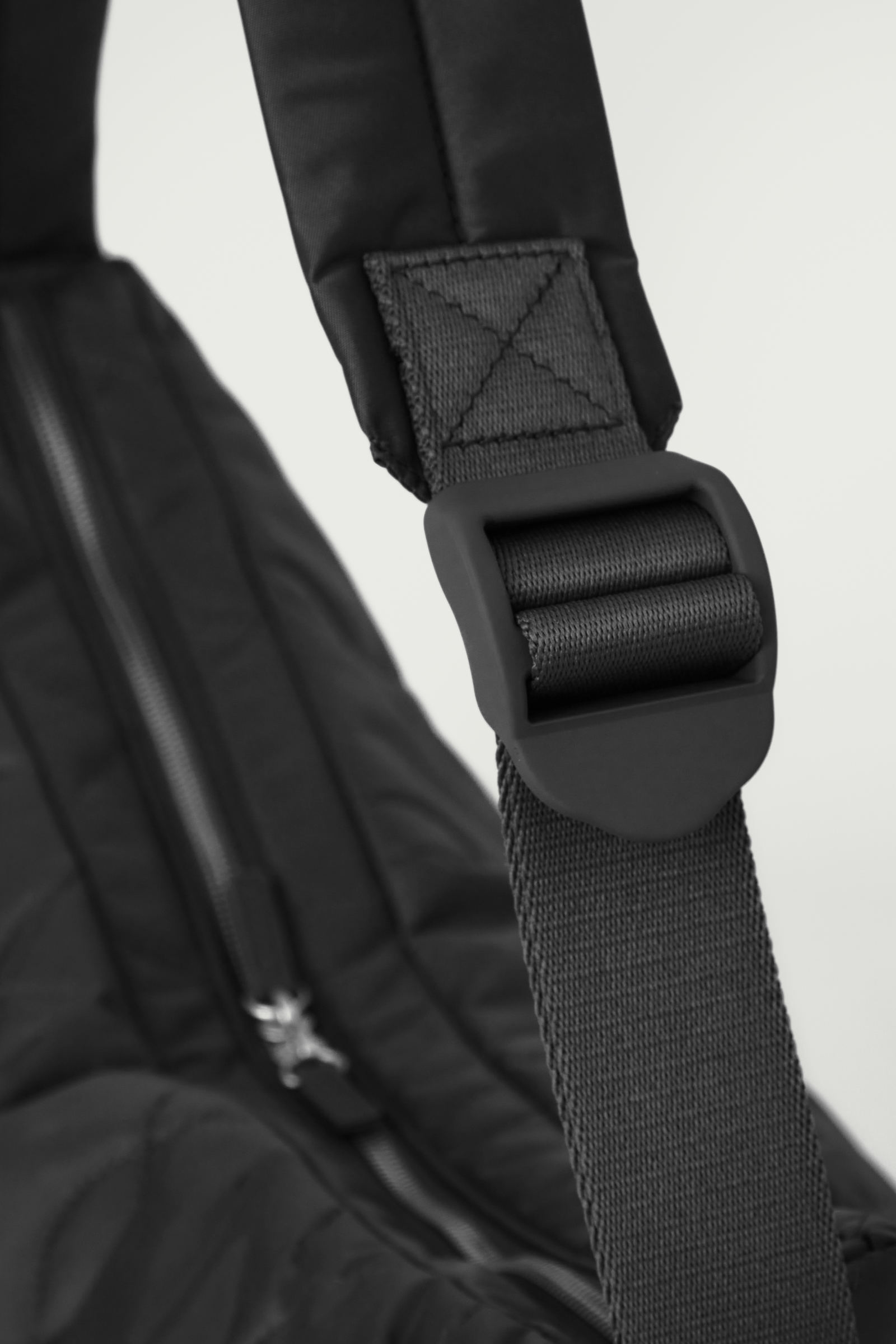 極美品 45R ナイロンのキルティングロングベスト ベルト ロゴ刺繍 黒 shopbring_2825c140012