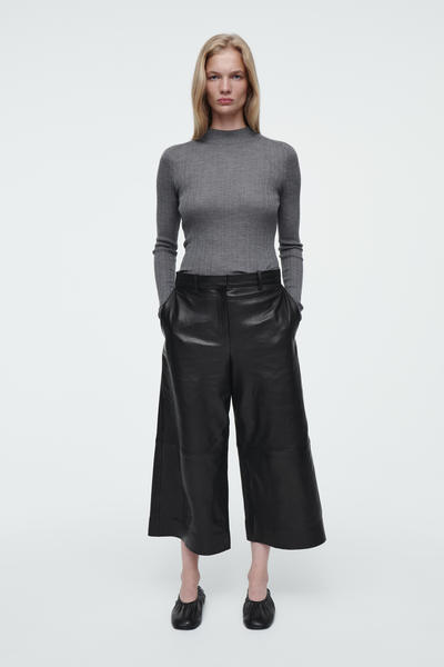 COS リブ編みメリノウールトップ