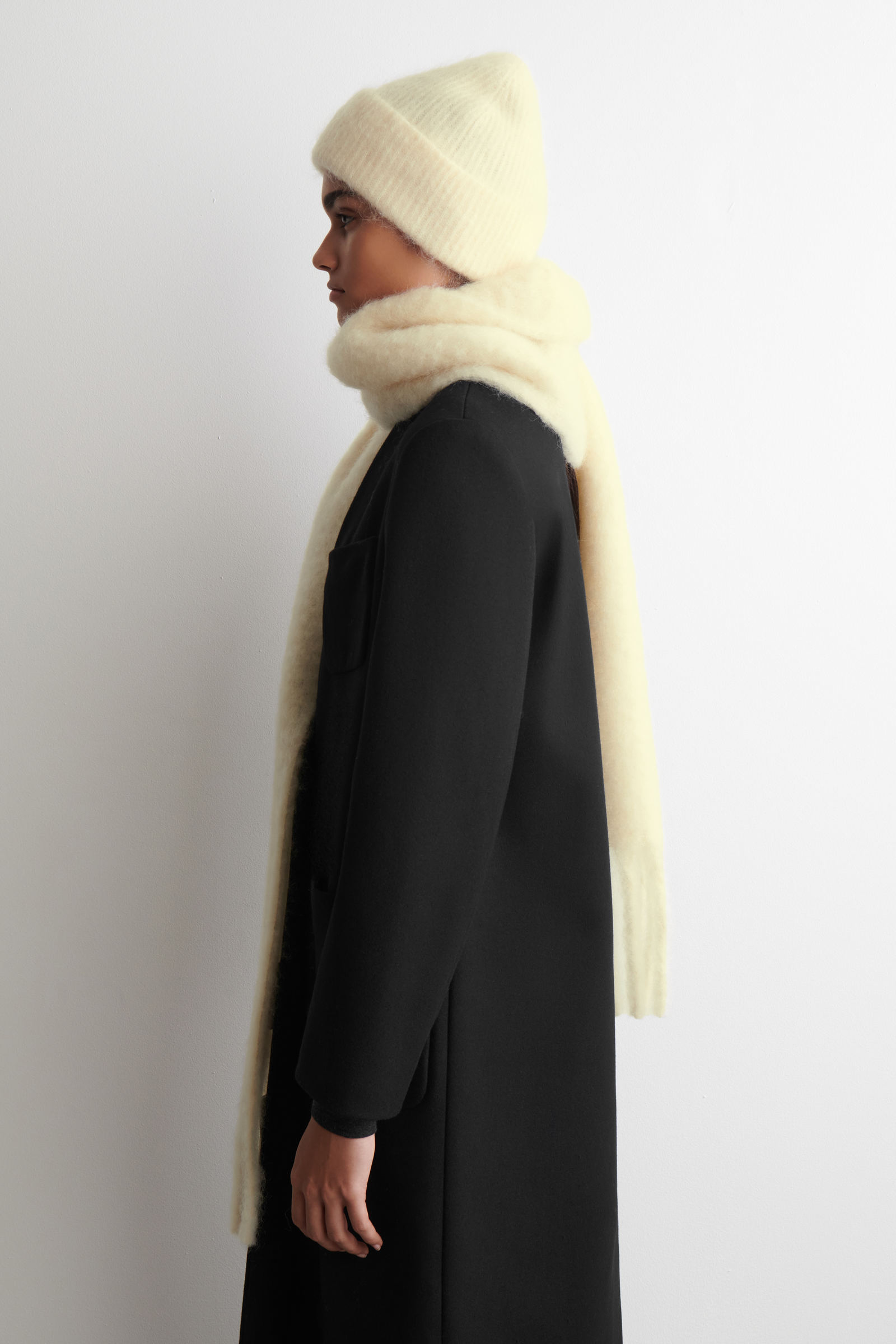 新品未使用 COS フリンジブラッシュドモヘアマフラー バターミルク FRINGED BRUSHED-MOHAIR SCARF フリンジブラッシュドモヘアマフラー