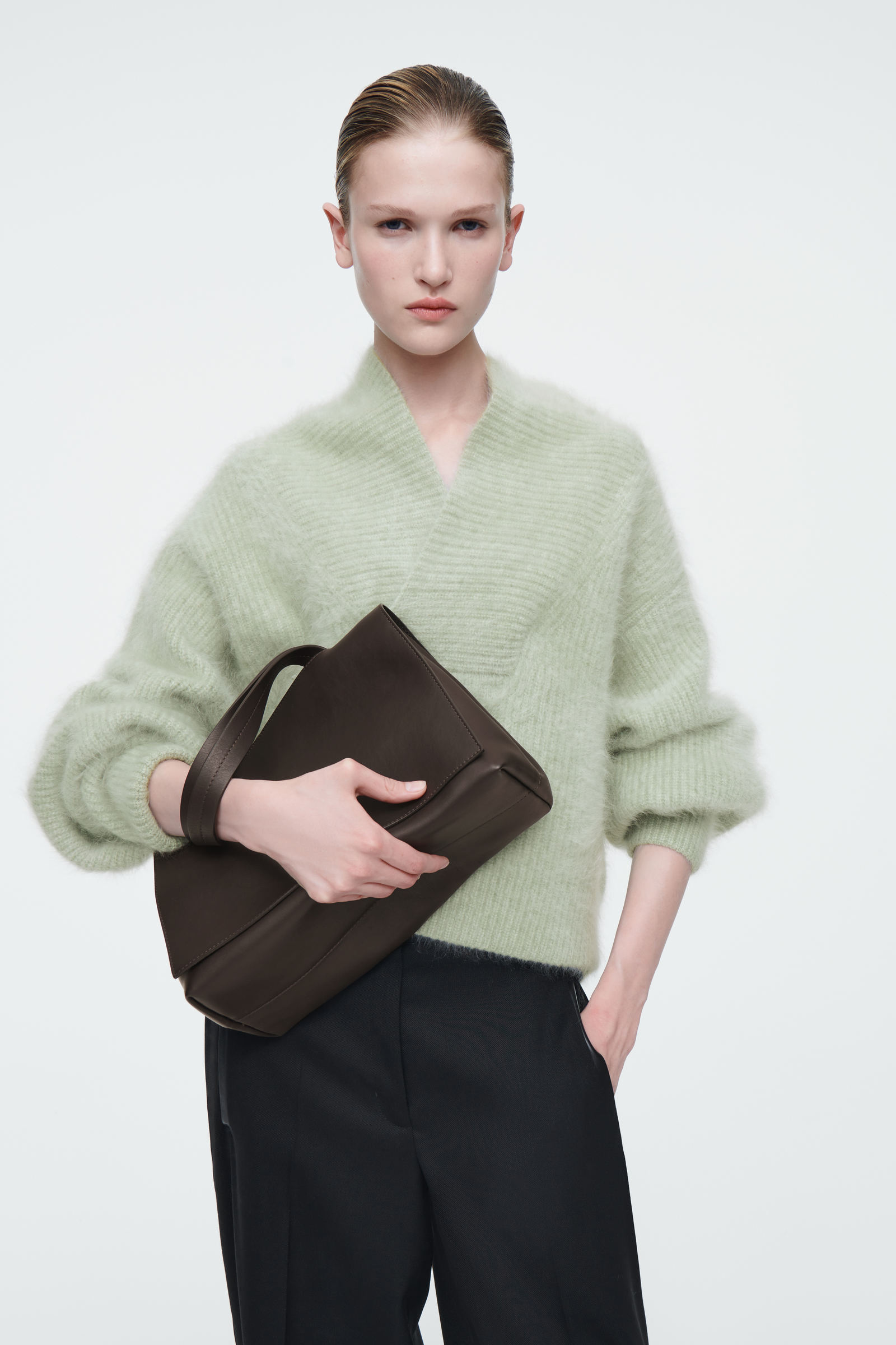 【極美品】COS フラップ トートバッグ レザー 濃い茶色 24AW 極美品】COS フラップ トートバッグ レザー 濃い茶色 24AW THE