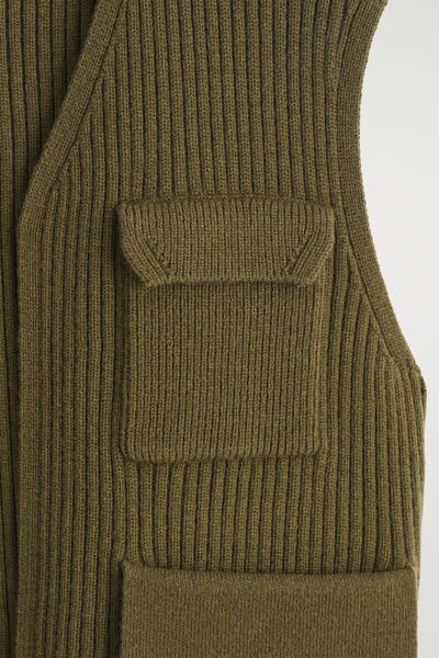 COS リブ編みメリノウールユーティリティベスト