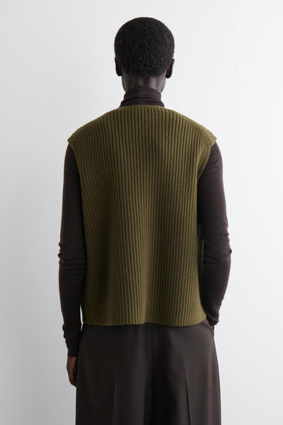 COS リブ編みメリノウールユーティリティベスト