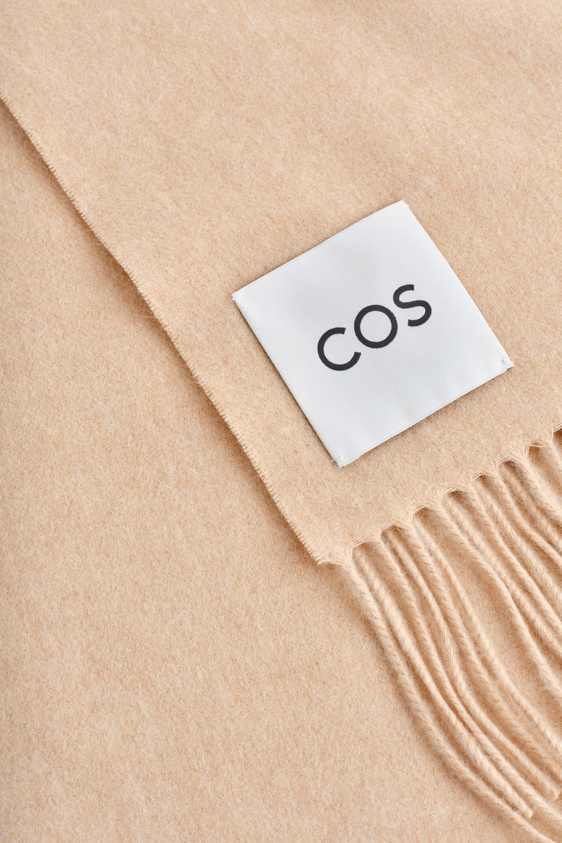 FRINGED WOOL SCARF フリンジウールマフラー ベージュ｜COS コス 公式