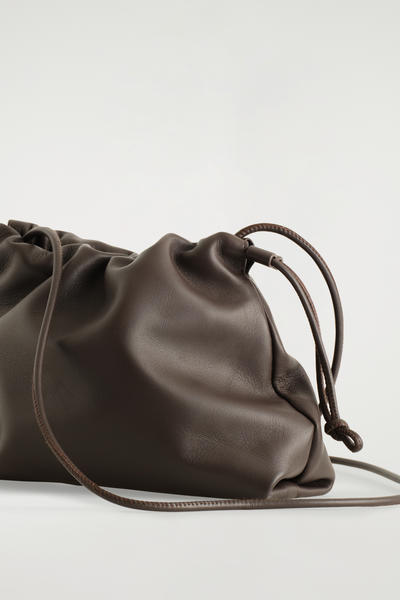 COS レザー ドローストリング バケットバッグ