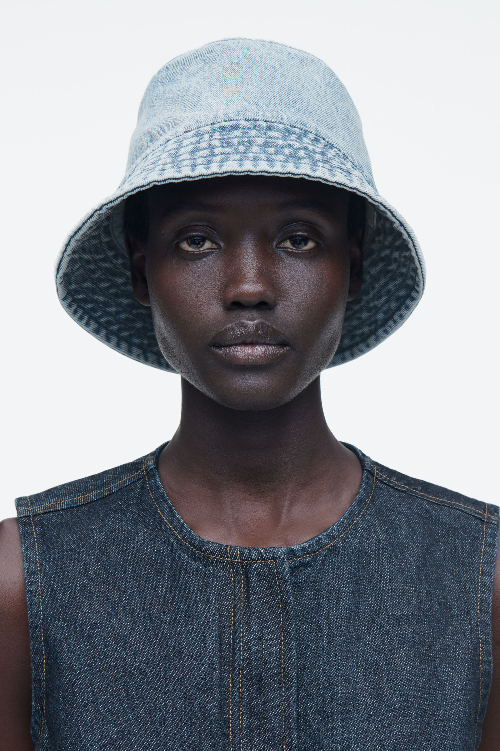 DENIM BUCKET HAT デニムバケットハット ライトブルー｜COS コス 公式
