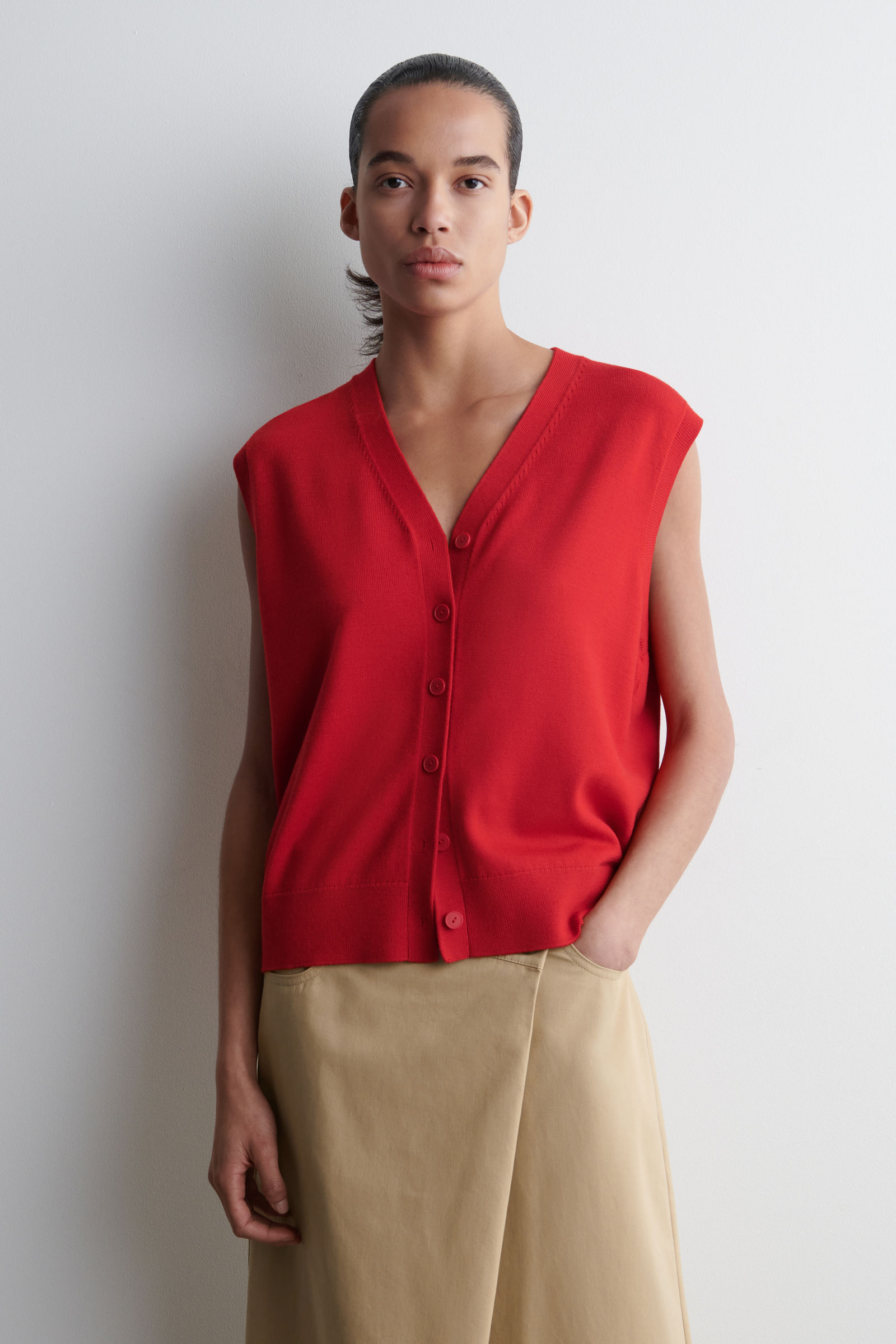 V-NECK MERINO WOOL WAISTCOAT Vネックメリノウールベスト レッド｜COS