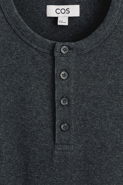 COS スリムフィット リブ編み ヘンリーTシャツ