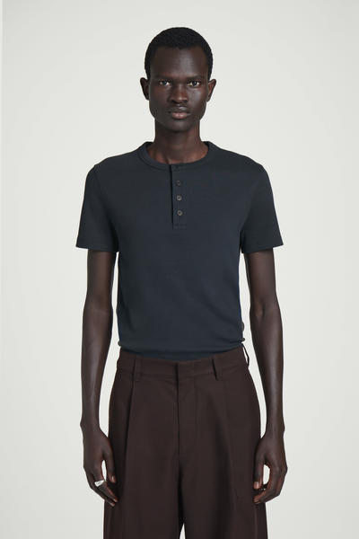 COS スリムフィット リブ編み ヘンリーTシャツ