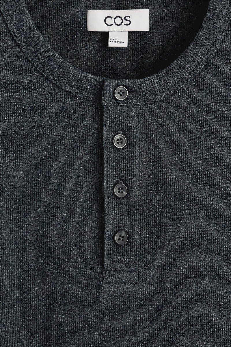 COS スリムフィット リブ編み ヘンリーTシャツ