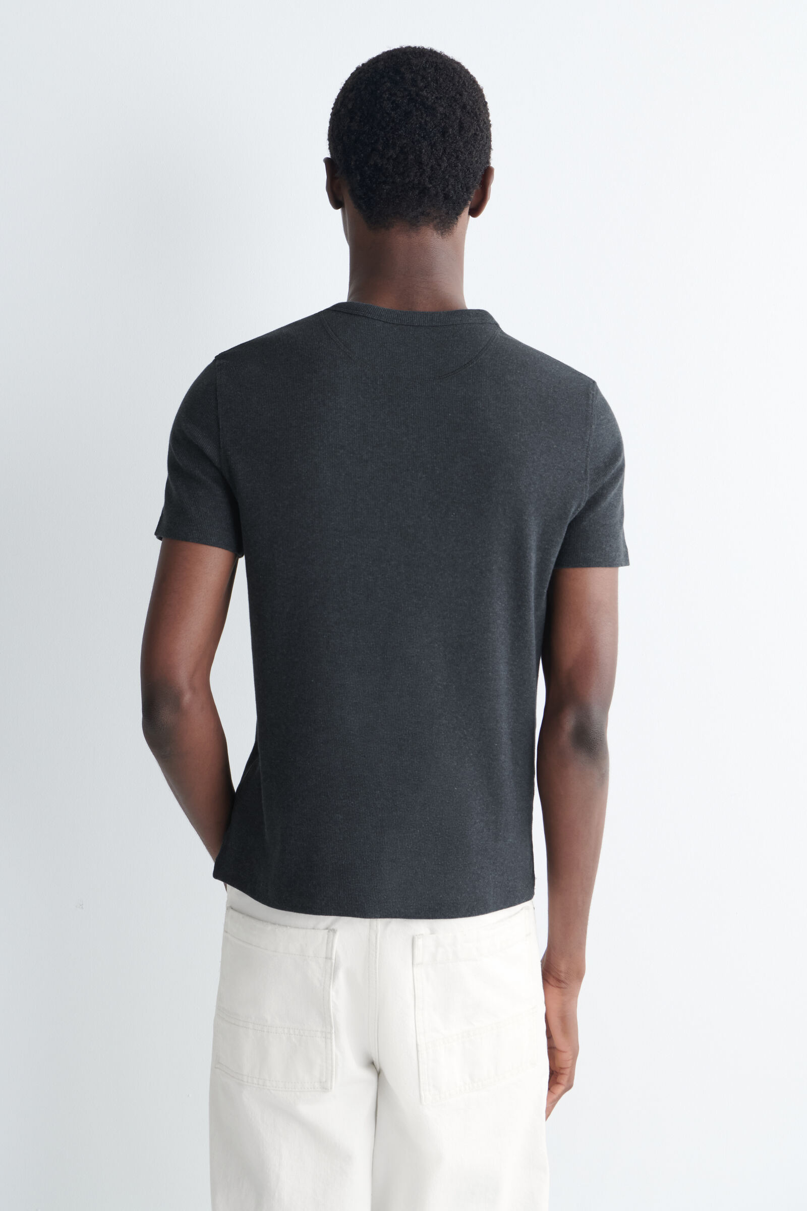 SLIM-FIT RIBBED HENLEY T-SHIRT スリムフィット リブ編み ヘンリーT