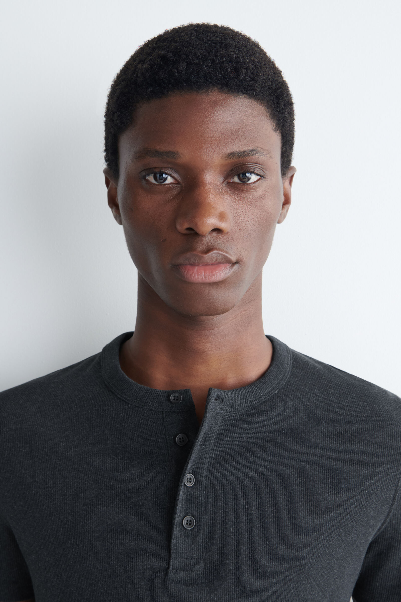 SLIM-FIT RIBBED HENLEY T-SHIRT スリムフィット リブ編み ヘンリーT