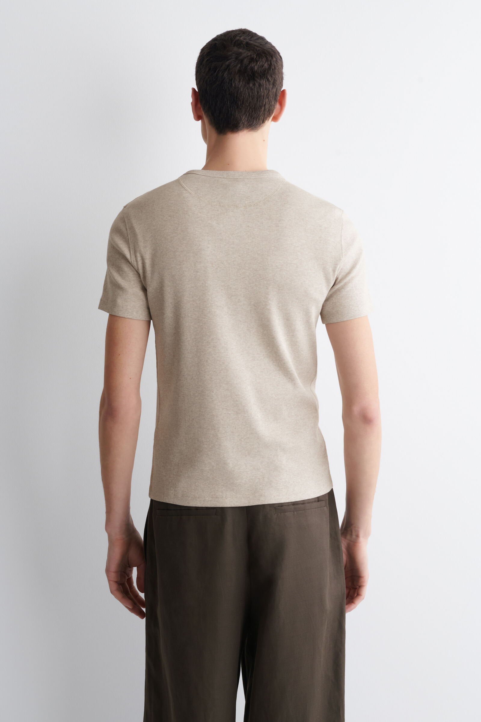 COS スリムフィット リブ編み ヘンリーTシャツ SLIM-FIT RIBBED HENLEY T-SHIRT スリムフィット リブ編み ヘンリーT