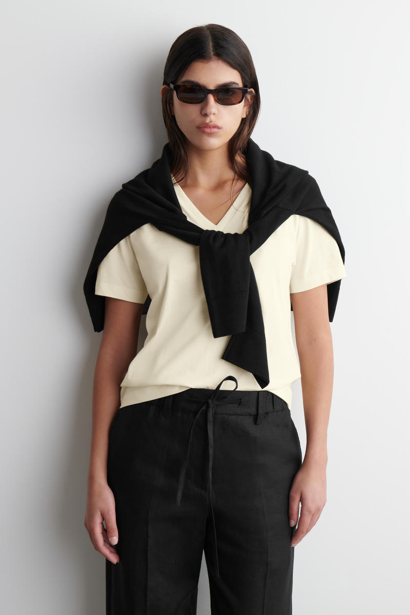 COS VネックコットンTシャツ