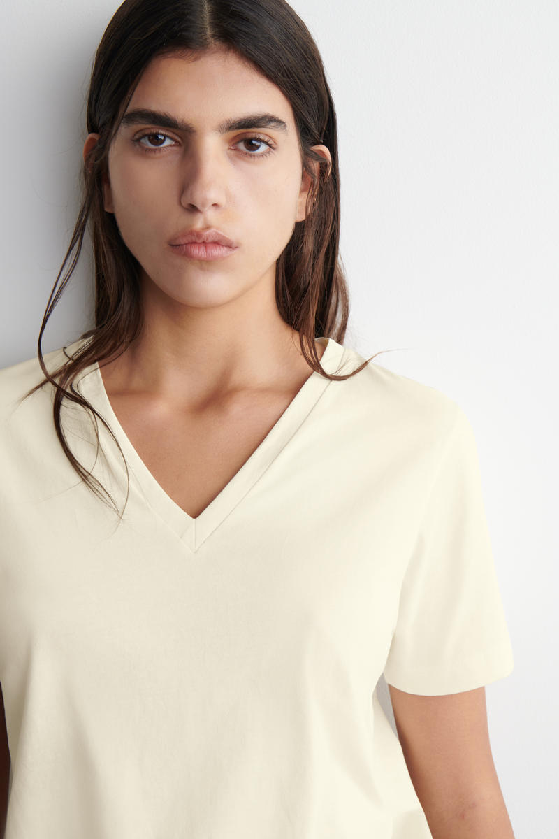 COS VネックコットンTシャツ