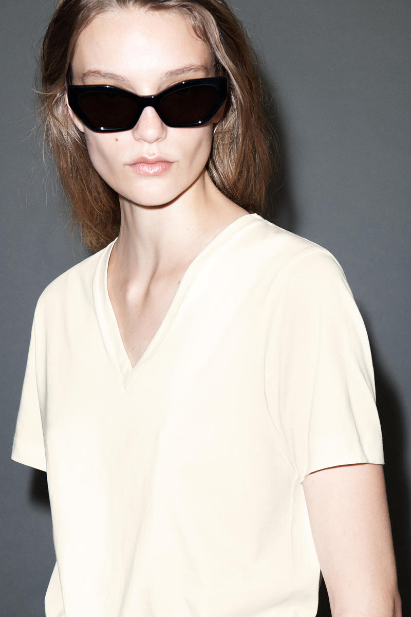 COS VネックコットンTシャツ