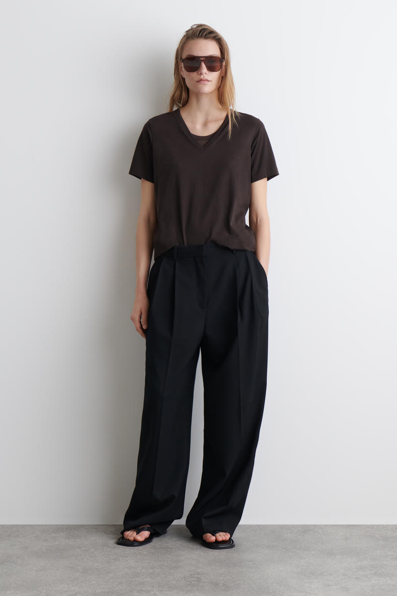 COS VネックコットンTシャツ